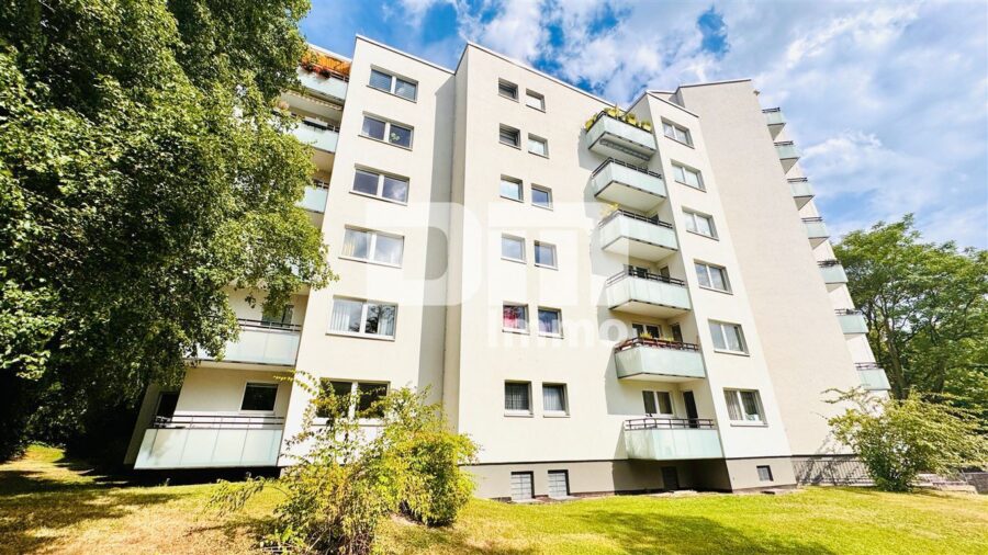 Umfangreich sanierte 4-Zimmerwohnung im EG mit Balkon in hervorragender Wohnlage - Frontansicht